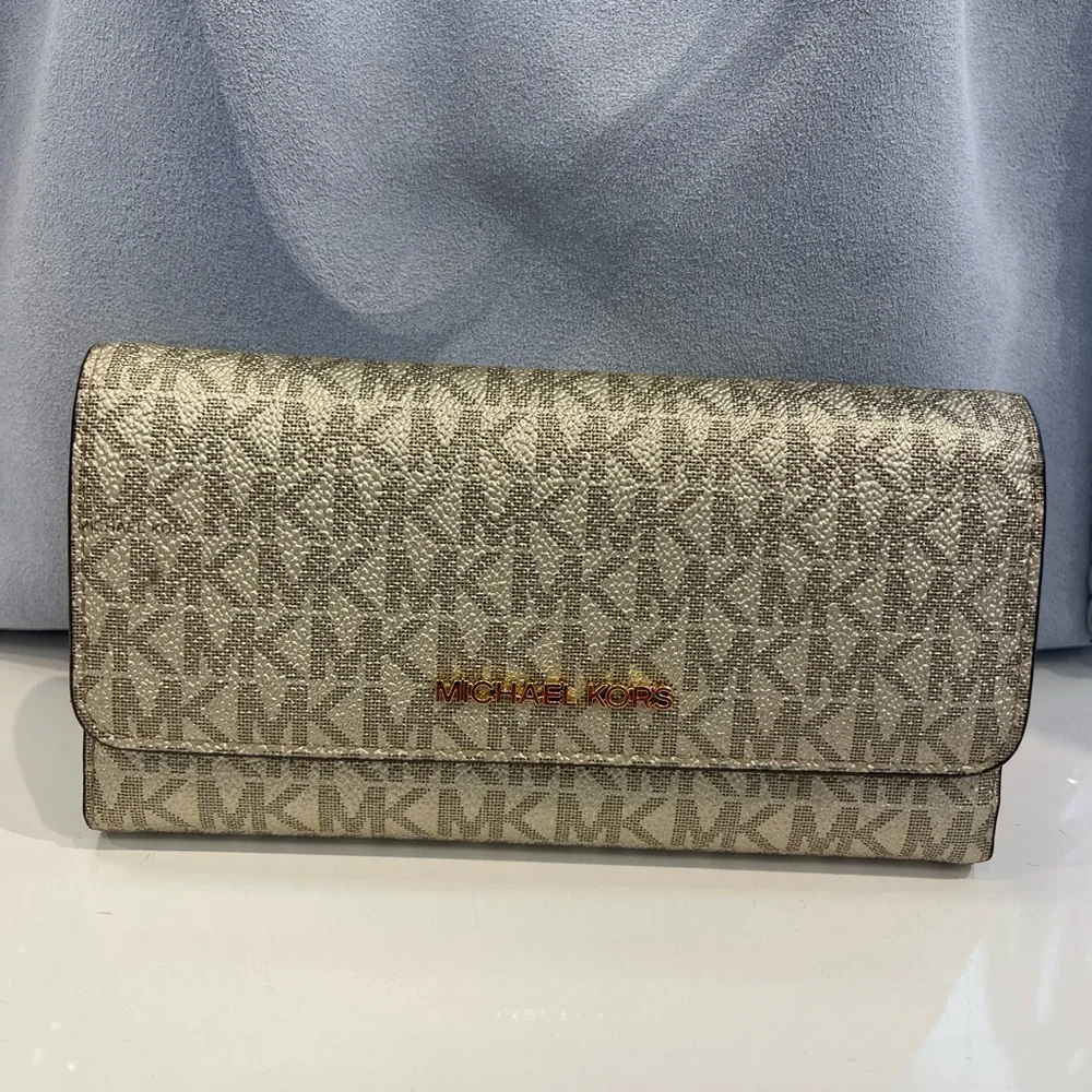 MICHAEL KORS Jet Set Tr Lg Signature Logo Tri-Fold Trifold Wallet Pale Gold NWT